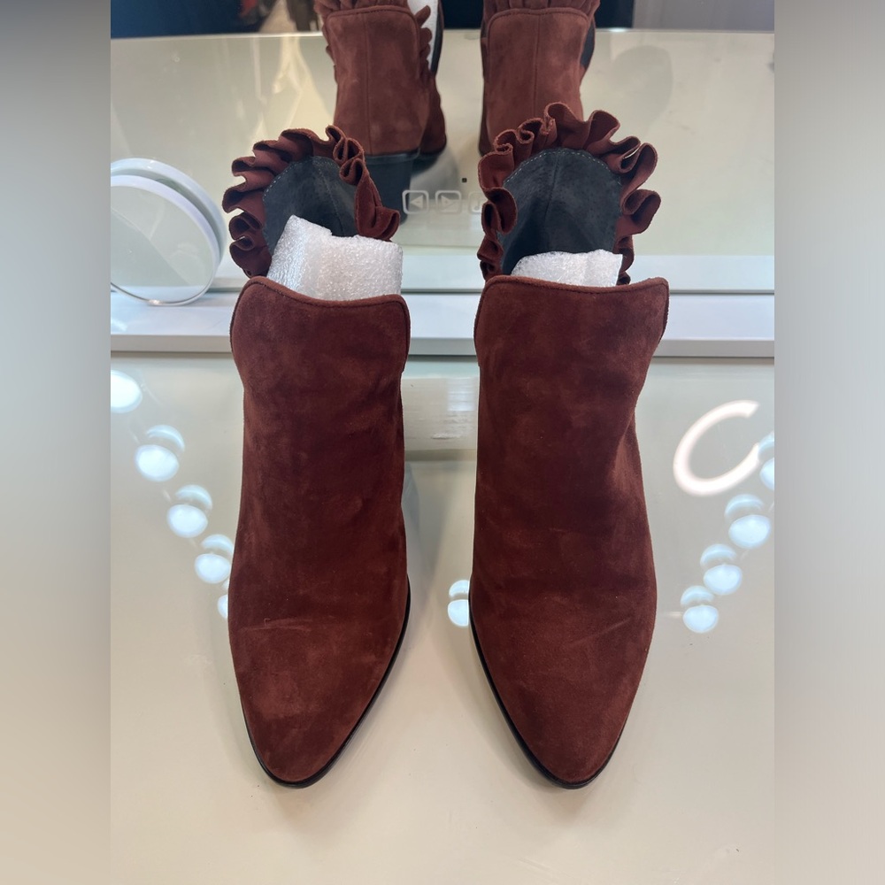 ❤️ Lori Goldstein burgundy, suede leather ankle booties. - Picture 6 of 9